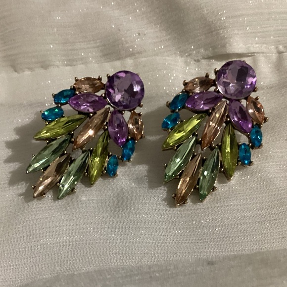 - 💗Beautiful GoldTone Colorful Floral Crystal Earrings - Picture 8 of 17